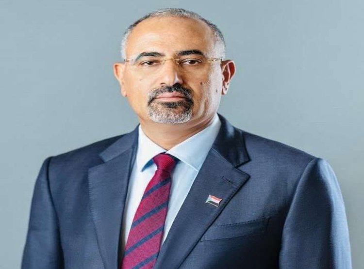 الرئيس الزُبيدي يُعزّي الشيخ أحمد بن سبعة في وفاة والده