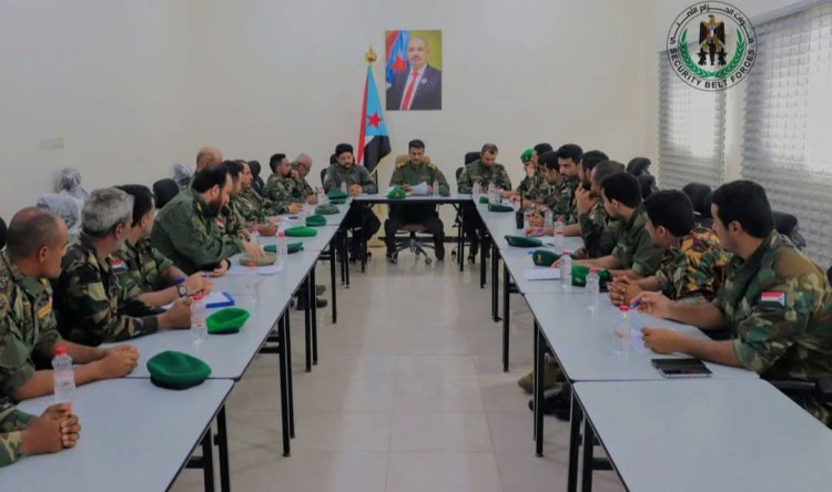 العميد الربيعي يترأس الاجتماع الدوري لقادة القطاعات والإدارات بحزام العاصمة عدن