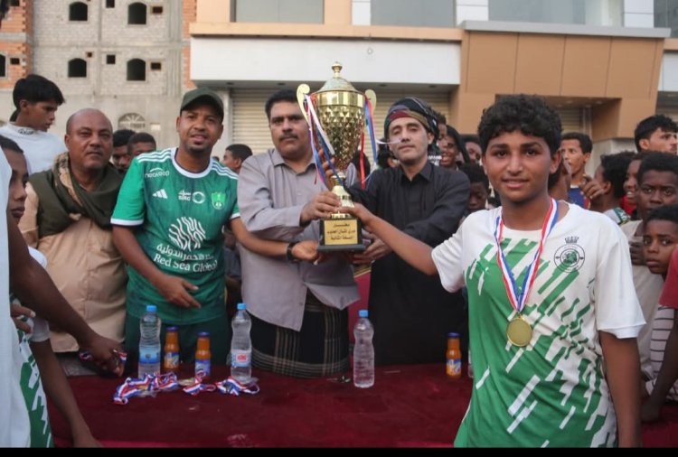 رئيس تنفيذية انتقالي حضرموت يتوج اتفاق روكب بطلاً لدوري أشبال الجنوب النسخة الثانية بالمكلا
