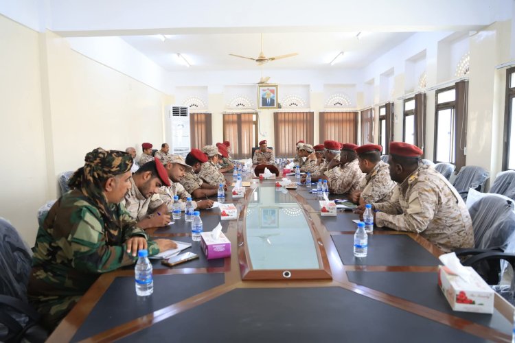 اللواء بارجاش يبحث مع القادة العسكريين الخطة العسكرية والامنية لعيد الأضحى المبارك