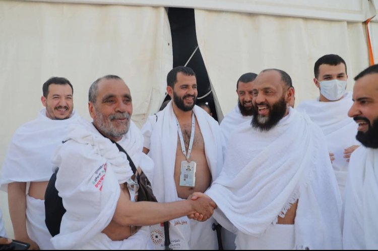 وزير الأوقاف والإرشاد يتفقد حجاج اليمن في مخيمات عرفات