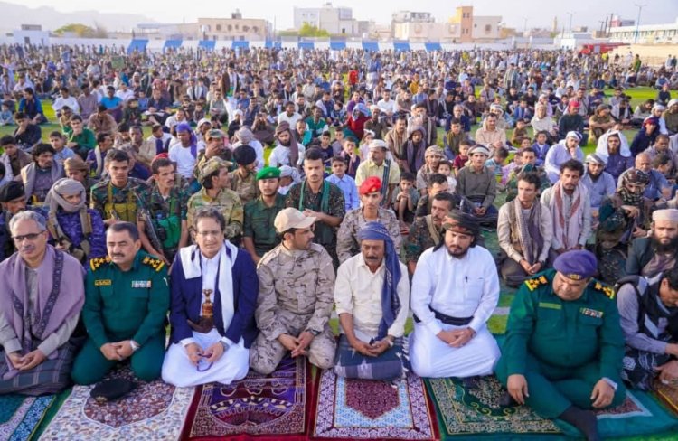 رئيس تنفيذية انتقالي شبوة يؤدي صلاة العيد مع جموع المواطنين ويتفقد مرضى مستشفيات عتق