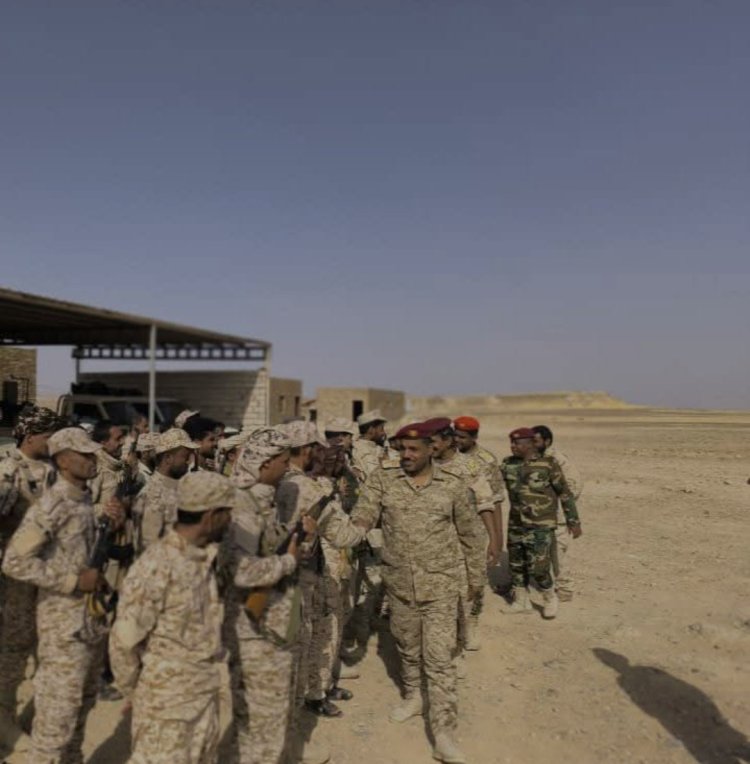 رئيس عمليات لواء حضرموت ينفذ زيارة عيدية لرفع الروح المعنوية في المواقع العسكرية