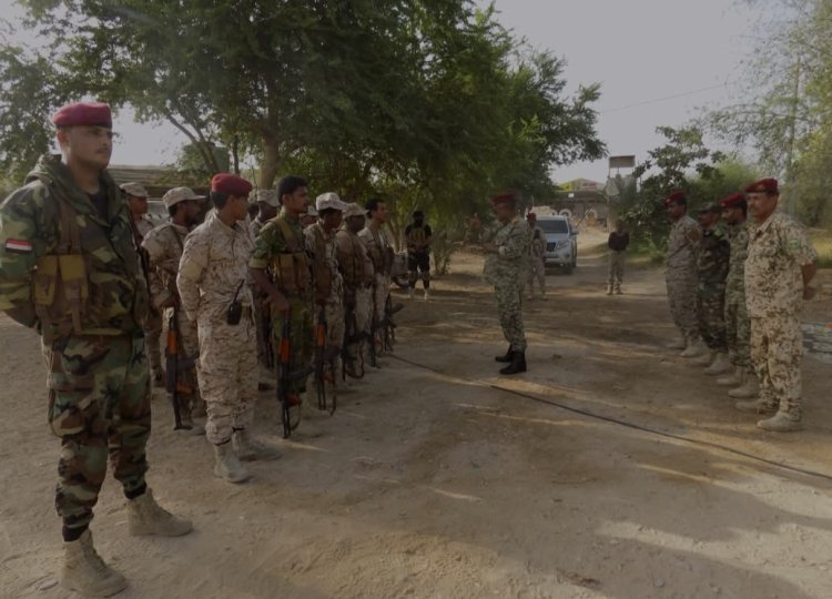 قائد لواء الريان بالمنطقة العسكرية الثانية يؤدي صلاة عيد الأضحى المبارك بين منتسبي اللواء ويتبادل التهاني معهم