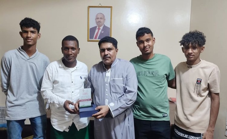 رئيس تنفيذية انتقالي حضرموت يتسلّم درع تكريمي نظير دعمه للشباب والرياضة بالمكلا