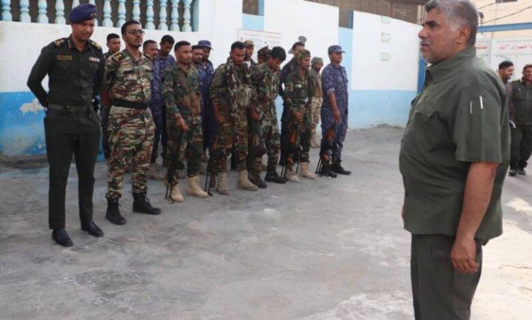 مدير الأمن والشرطة بساحل حضرموت يتفقّد الوحدات والإدارات الأمنية عقب صلاة عيد الأضحى المبارك بالمكلا