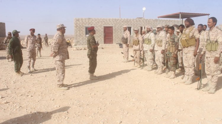 قائد اللواء الثاني دفاع ساحلي يشارك منتسبيه فرحة العيد ويتفقد مواقعهم العسكرية
