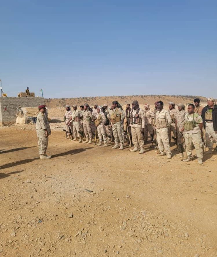 العميد عبدالله باجبير يتفقد مواقع لواء شبام ويشيد بالروح المعنوية للمقاتلين