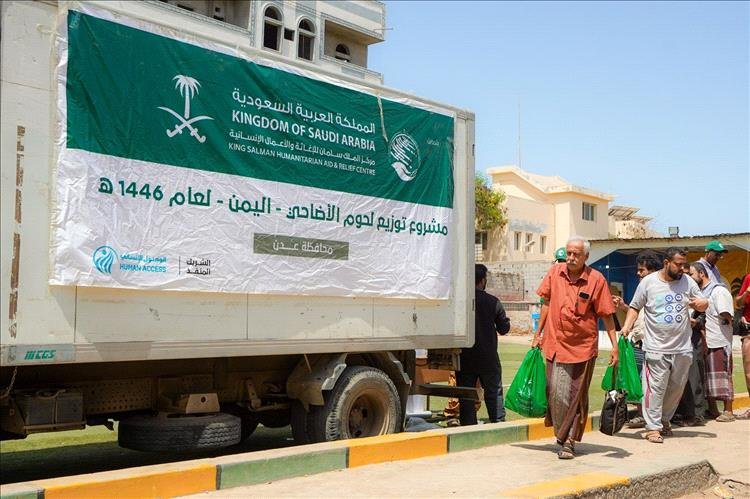 مركز الملك سلمان للإغاثة يواصل توزيع لحوم الأضاحي لليوم الثالث على التوالي بعدن
