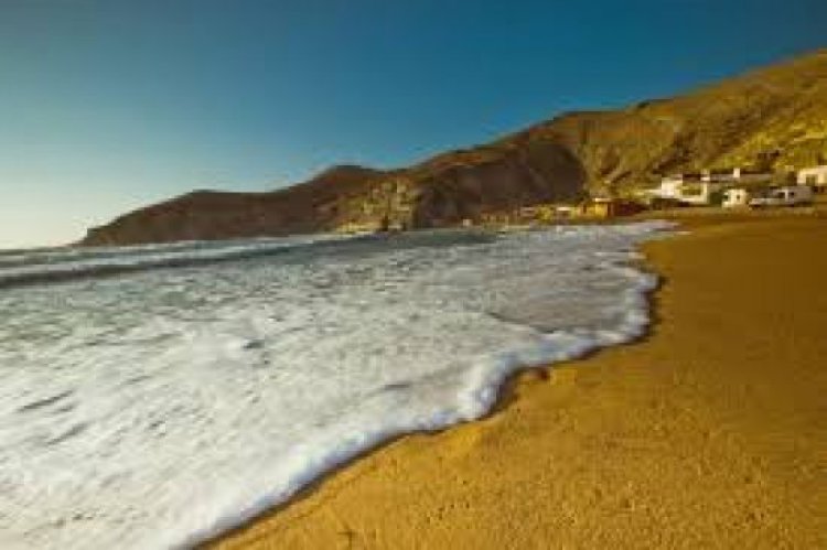 خفر السواحل يحذر من خطر اضطراب الموج بشواطئ عدن