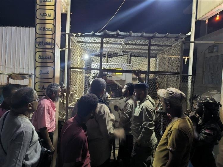 موقف مشرف لإدارة أمن لحج في ضبط سوق الغاز وفتح المحطات الممتنعة عن البيع