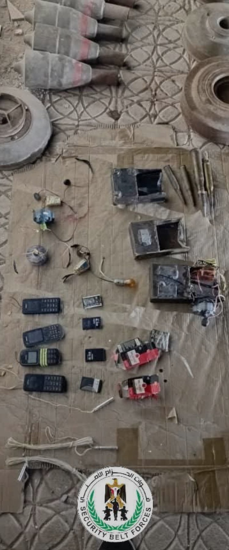 قوات الحزام الأمني تعثر على عبوات ناسفة جاهزة للتفجير في خور مكسر بعدن