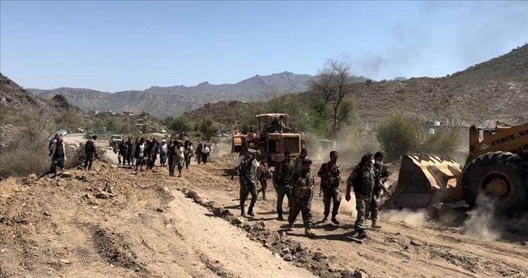 الحزام الأمني بالضالع يعيد إصلاح وفتح الطريق الدائري بمنطقة "سهده"