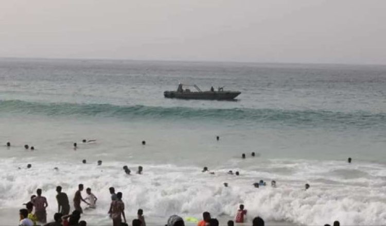 انتشال جثة فتاة من شواطئ بحر المكلا عقب ساعات من غرقها.