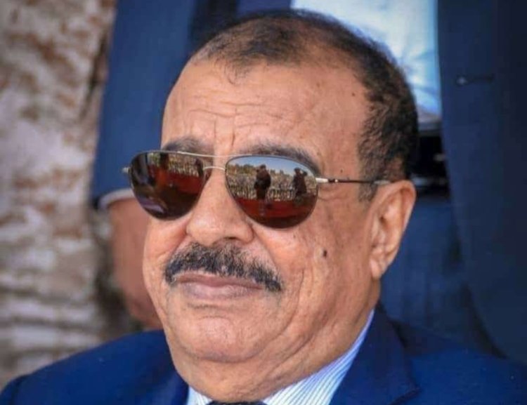 اللواء بن بريك يُعزّي في وفاة الشخصية الأكاديمية الدكتور سالم ناصر سريع