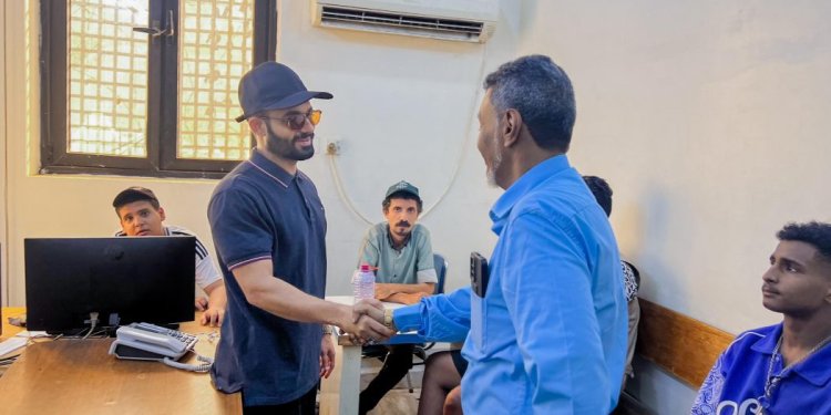 مدير عام مديرية صيرة يشيد بالانضباط الوظيفي في المكاتب التنفيذية