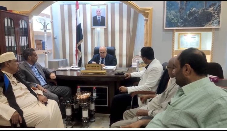 وزير الإدارة المحلية يترأس اجتماعاً بقيادة الوزارة ويشيد بمستوى الانضباط الوظيفي