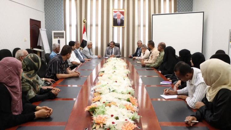 رئيس الوزراء يزور وزارة الخدمة المدنية ويوجه بسرعة إطلاق العلاوات والتسويات للجامعات ووزارتي التربية والتعليم والصحة