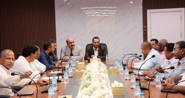 الوزير العكبري يزور مكتب تربية ساحل حضرموت ويشيد بكوادره في إنجاز التكاليف الوزارية للعام الدراسي المنصرم