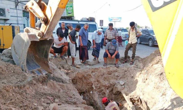 مؤسسة مياه عدن تكشف عن مخالفات وعشوائيات تسببت باختلاط مياه الشرب بالصرف الصحي بأحياء في خورمكسر