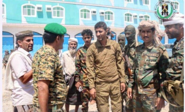 قائد حزام المنطقة الوسطى يزور جبهة ثره ويشيد بصمود المقاومة الجنوبية