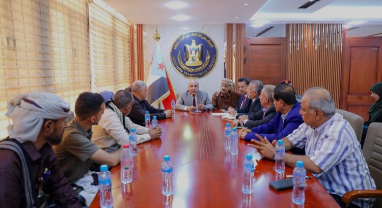 الكثيري يلتقي اللجنة الشعبية لفتح طريق "ثرة" ويؤكد دعم المجلس للمبادرات الإنسانية التي تخفف من معاناة المواطنين