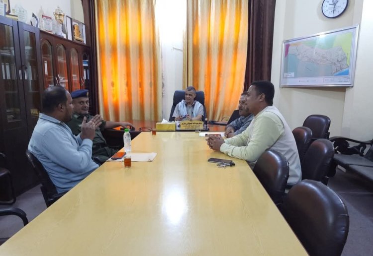 مدير عام مديرية غيل باوزير يناقش مع مدير الأمن و منسق ائتلاف الخير ظاهرة بيع المساعدات الغذائية