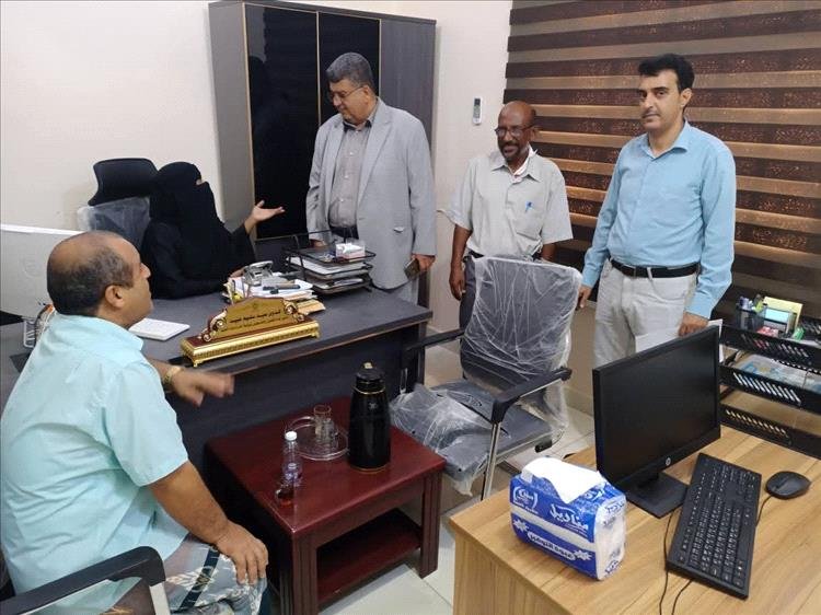 الأمين العام لجامعة المهرة يتفقد الانضباط الوظيفي بعد إجازة عيد الأضحى المبارك