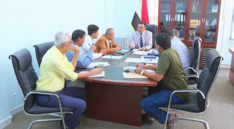أمين عام محلي حضرموت يترأس اجتماعاً للجنة المناقصات بالمحافظة ويقر ترسية مشروع تسوير وتخديم الساحة العامة للمعهد الفني بالشحر