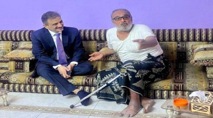 محافظ العاصمة عدن يزور الفنان المسرحي “قاسم عمر” ويُوجه بتحمل تكاليف علاجه