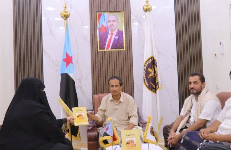 رئيس تنفيذية انتقالي المهرة يشيد بالباحثة صفية كدة ودور مركز اللغة المهرية في صون التراث .