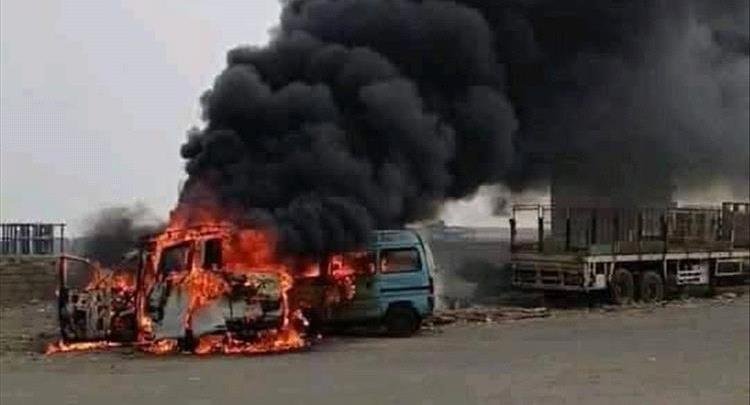 عدن .. احتراق باصين يعملان بالغاز وتصاعد أعمدة الدخان.