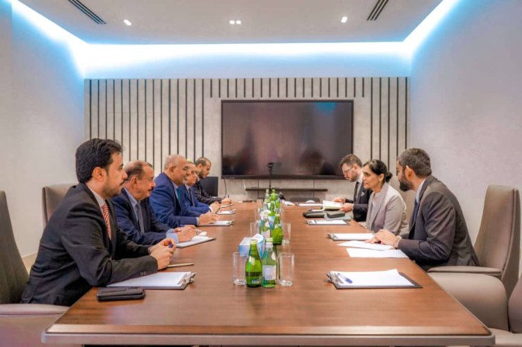 الرئيس الزُبيدي يبحث مع السفيرة البريطانية ومسؤولي البنك الدولي المستجدات السياسية والحلول العاجلة لأزمة الكهرباء