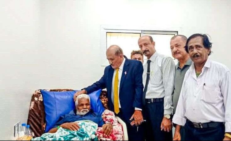 فريق من الجمعية الوطنية يطمئن على صحة العميد مبارك هندي بمستشفى عبود العسكري بالعاصمة عدن