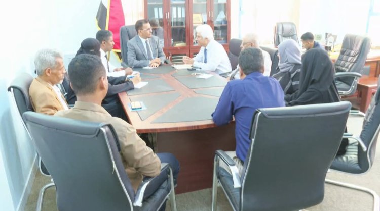 الأمين العام لمحلي حضرموت يناقش سبل تطوير الأداء بصندوق تنمية المهارات ويؤكد على أهمية التدريب النوعي والتأهيل المهني