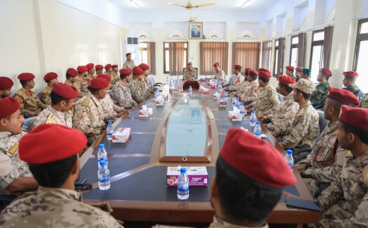 قائد المنطقة العسكرية الثانية يلتقي بخريجي الكلية الحربية من منتسبي المنطقة