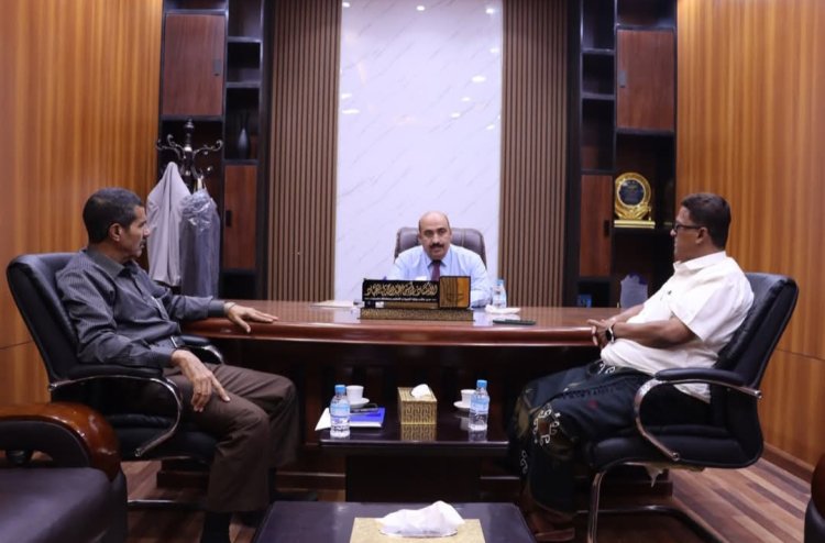 المدير باعباد يلتقي مدير إدارة التربية والتعليم بمديرية الشحر ويناقش جملة من القضايا التربوية والتعليمية واستعدادات الإدارة للعام الدراسي الجديد