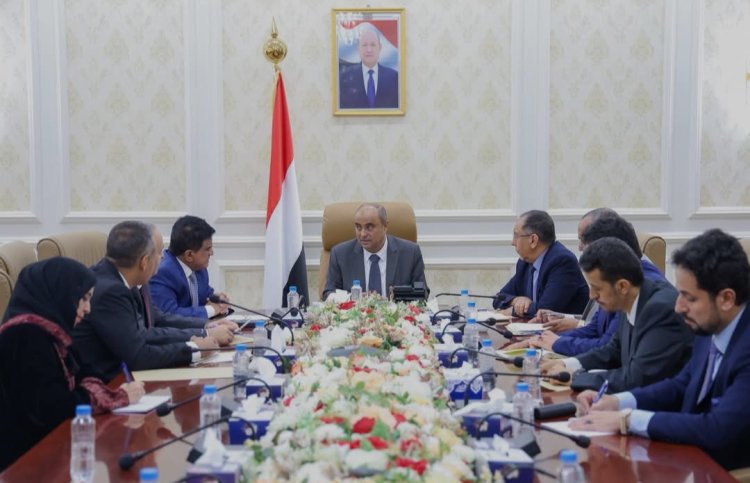 رئيس الوزراء يرأس اجتماعاً حكومياً لمعالجة الإشكالات القائمة في توفر الغاز المنزلي