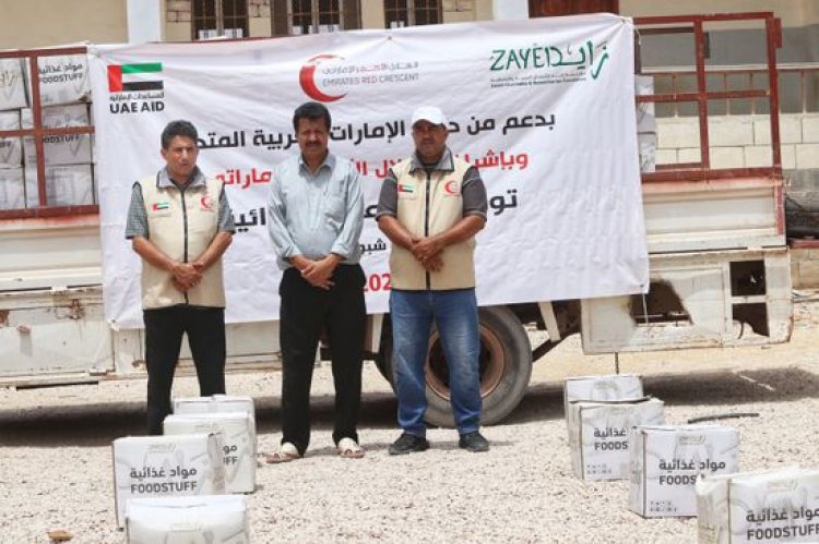 هلال الإمارات يوزع طرود غذائية على الأسر الأشد فقرا في شبوة