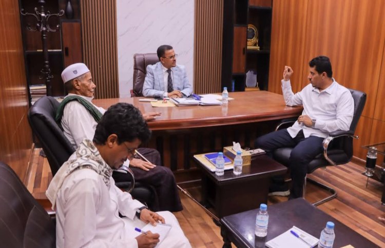 الأمين العام لمحلي حضرموت يلتقي عدداً من وجهاء مديريتي حريضة وعمد
