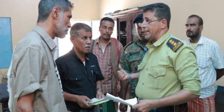 مدير عام الشحر يطلع على سير العمل بفرع مصلحة الأحوال المدنية