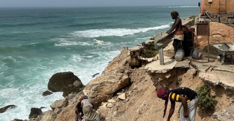 مؤسسة الطرق بالمهرة تبدأ أعمال صيانة طريق الغيضة – حوف استعدادًا لموسم خريف حوف السياحي