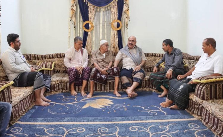 مدير تربية محافظة حضرموت (الساحل) يزور عدداً من رواد التعليم بمديرية غيل باوزير