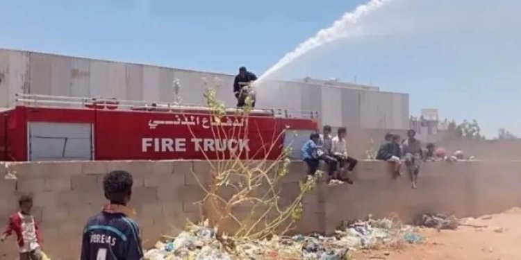 الدفاع المدني بساحل حضرموت يسيطر على حريق في مركز تجاري في المكلا