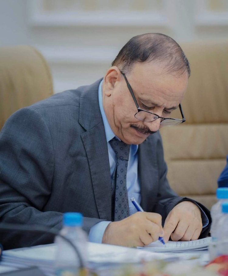 وزير النقل يصدر قرارات تكليف في مطار عدن الدولي والهيئة العامة للطيران المدني والأرصاد