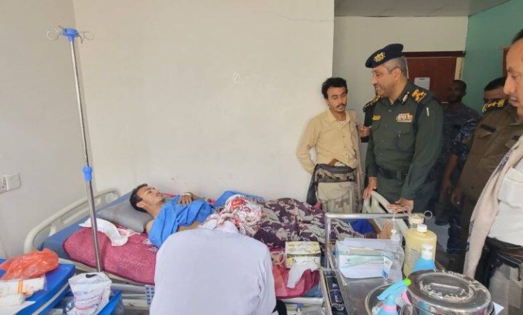 قيادات أمنية وعسكرية تتفقد  آثار الحادث الجنائي في غيل بن يمين