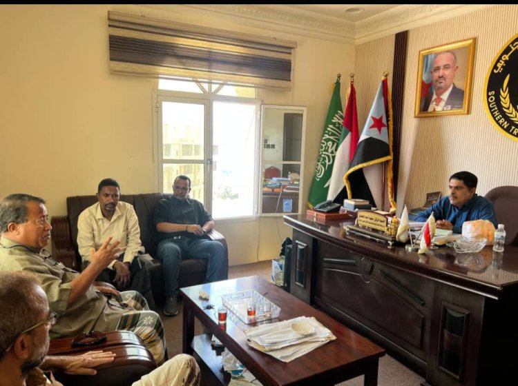 رئيس تنفيذية انتقالي حضرموت يبحث مع مقادمة ومرجعيات حي الشهيد خالد إحياء الفعاليات التراثية بالمكلا