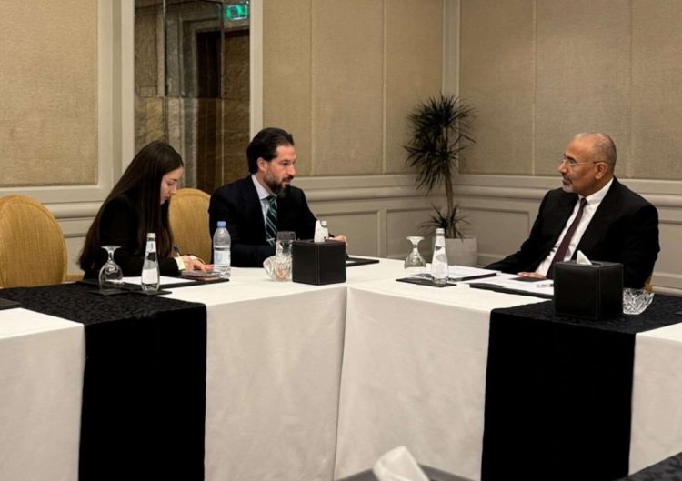 الرئيس الزُبيدي يلتقي القائم بأعمال السفير الأمريكي ويؤكد أهمية دعم جهود السلام والاستقرار الاقتصادي في بلادنا