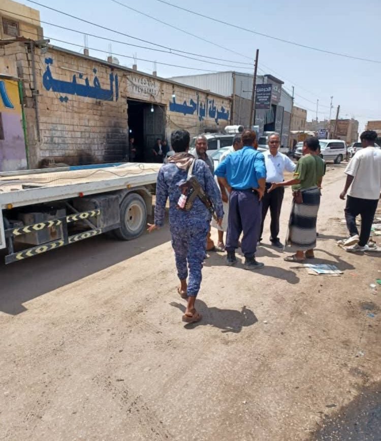 تدشين حملة لإزالة مخلفات الورش ورفع هياكل السيارات في عدد من شوارع مدينة عتق .