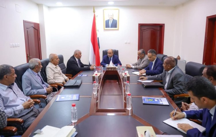 رئيس الوزراء يوجه بإعداد خطة واقعية مزمنة لإعادة تشغيل مصافي عدن